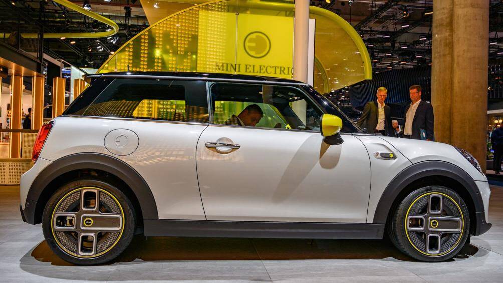 Chiếc ô tô điện Mini Cooper SE với bộ mâm vành được thiết kế phức tạp nhưng duyên dáng và mạnh mẽ