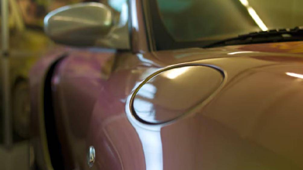 Rinspeed cũng đính hàng nghìn viên pha lê riêng lẻ trên các tấm ốp cửa để khiến chiếc xe concept thêm phần rực rỡ