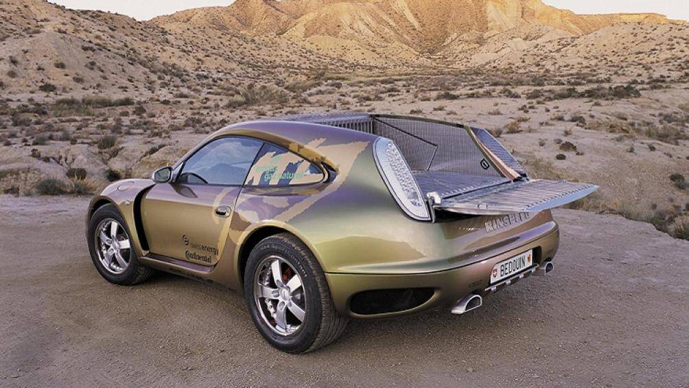 Cụ thể, phần phía sau của xe có một tấm nóc che độc nhất mà có thể gấp lại và biến đổi khoang chứa hành lý thành một cái thùng kiểu bán tải