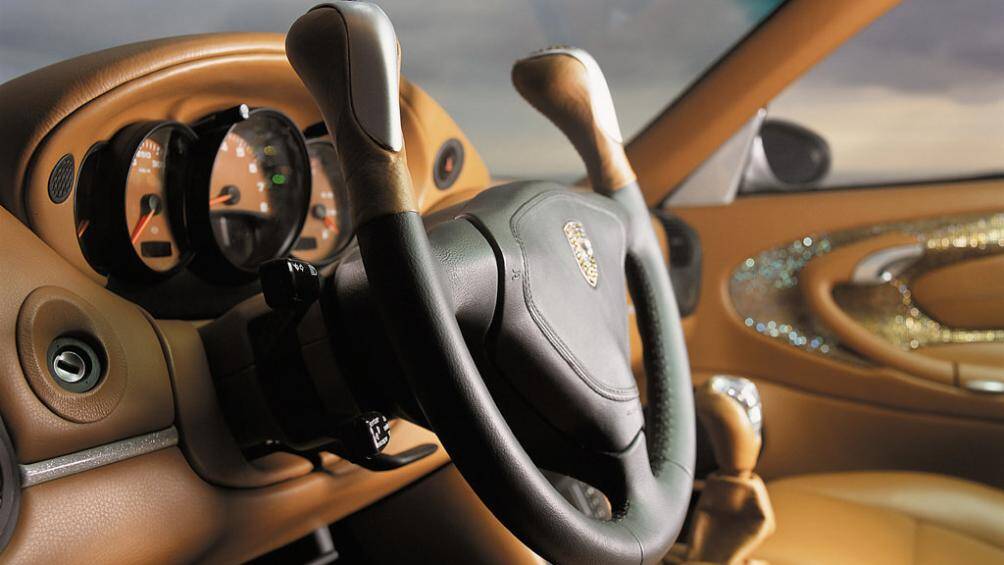 Đặc biệt hơn, Rinspeed cũng cắt bỏ phần trên của vô lăng và thay thế bằng hai núm cần số của Porsche