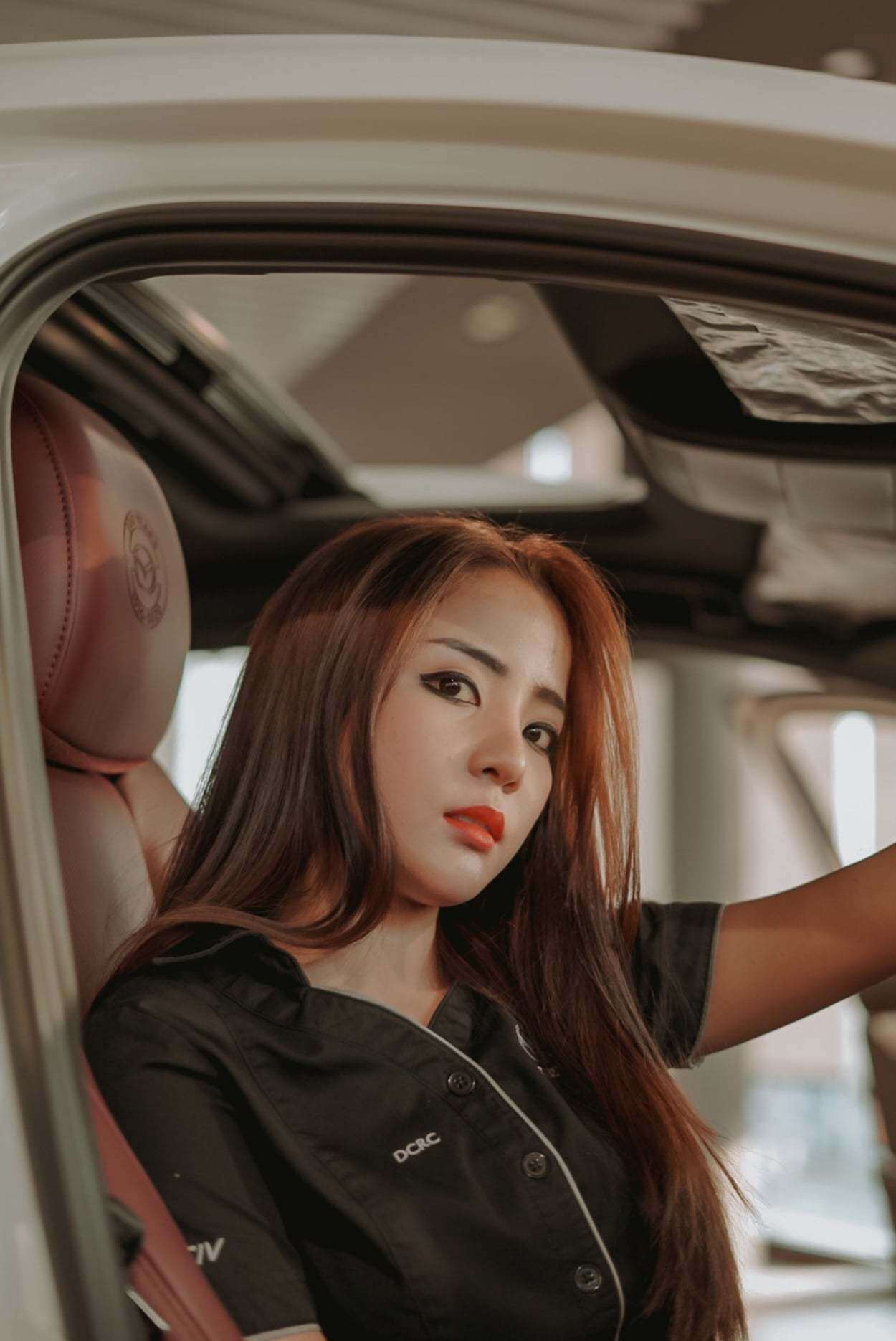 Sánh vai cùng xế hộp Mazda màu trắng quyến rũ là người đẹp Thái Lan Jularat Raveeripoopai