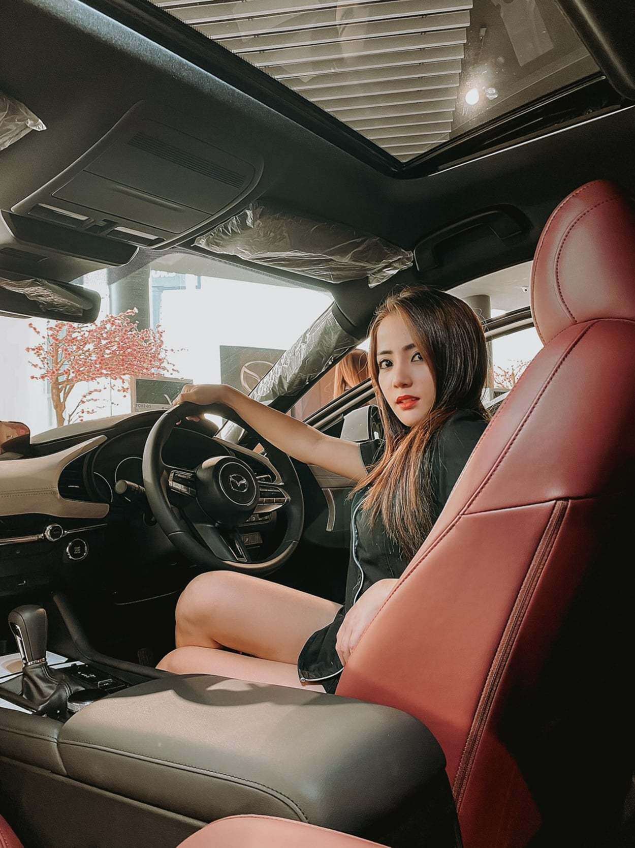 Người đẹp thỏa sức tạo dáng bên trong xế hộp