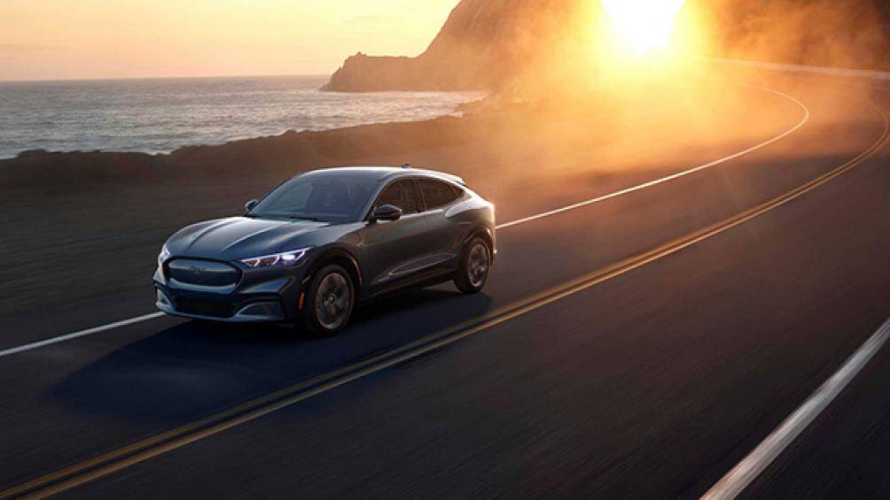 4. Ford Mustang Mach-E GT 2021: Tăng tốc từ 0 – 96 km/h mất 3,5 giây, tốc độ tối đa đạt mức 200 km/h, giá bán từ 60.500 USD