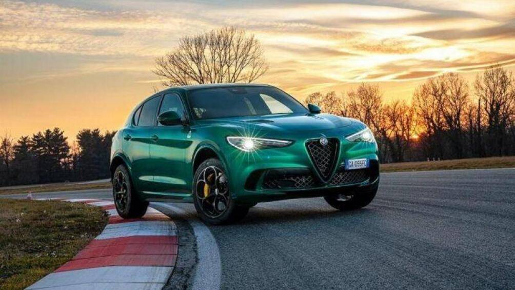 7. Alfa Romeo Stelvio Quadrifoglio 2020: Tăng tốc từ 0 – 96 km/h mất 3,6 giây, tốc độ tối đa đạt mức 283 km/h, giá bán từ 80.500 USD