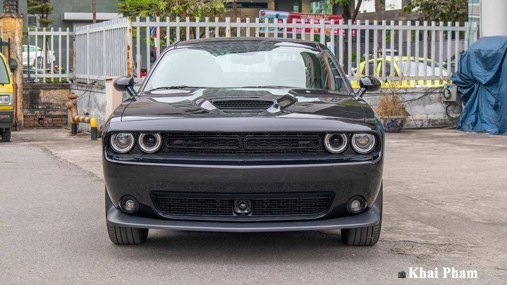 Đầu xe nổi bật với lưới tản nhiệt và cặp đèn pha tròn như mắt mèo đặt thụt vào