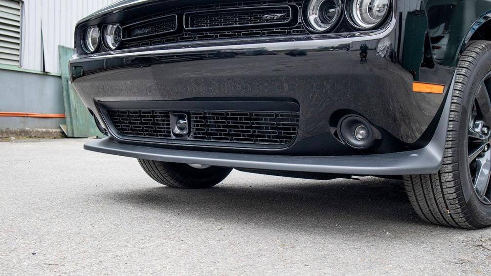 Xe còn được tích hợp cụm radar cho hệ thống ga tự động thích ứng, đèn sương mù dạng gương cầu cản trước màu đèn bè rộng