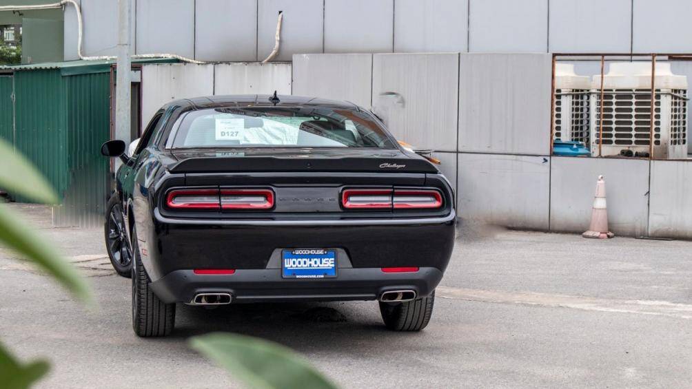 Cụm đèn hậu LED tạo hình chữ nhật đặc trưng, ống xả kép đặt đối xứng mang đến vẻ cân đối cho chiếc xe đến từ Mỹ này