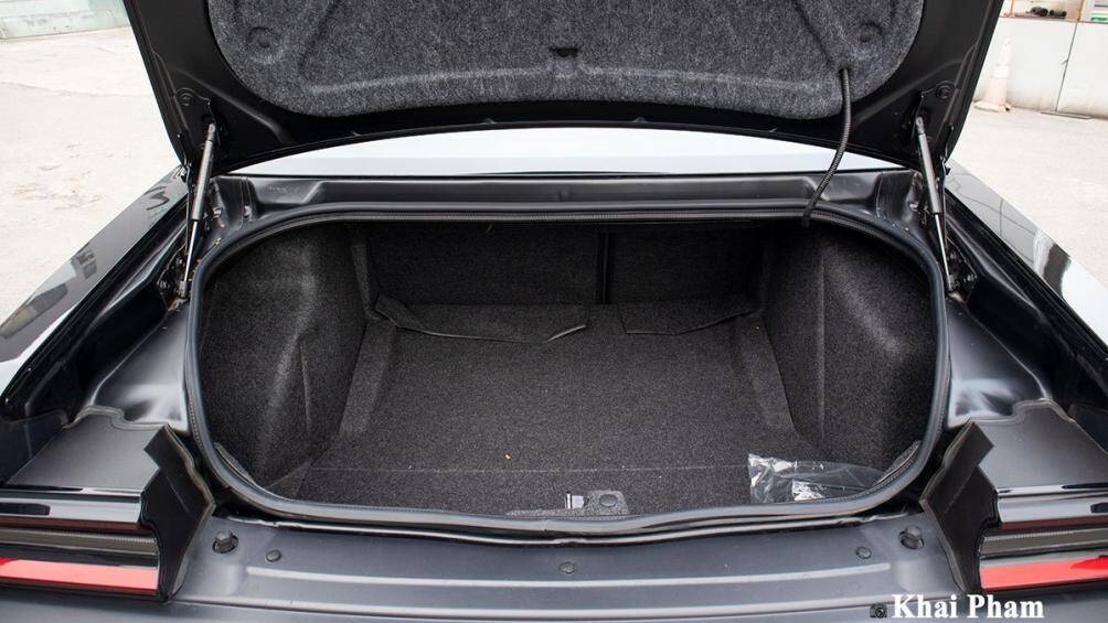 Nhờ sở hữu phần đuôi khá dài nên không gian khoang chứa đồ xe Dodge Challenger tương đối rộng rãi và có chiều sâu ấn tượng