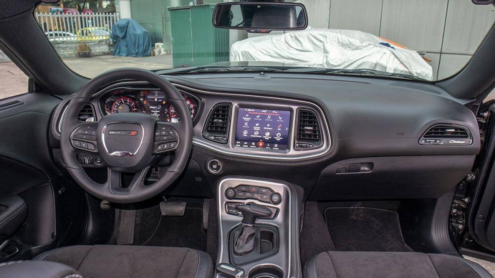Bên trong, vô-lăng xe Dodge Challenger 2021 là dạng 3 chấu bọc da với các lỗ thông khí cùng hàng loạt phím bấm chức năng. Cùng với đó là màn hình cảm ứng 8,4 inch