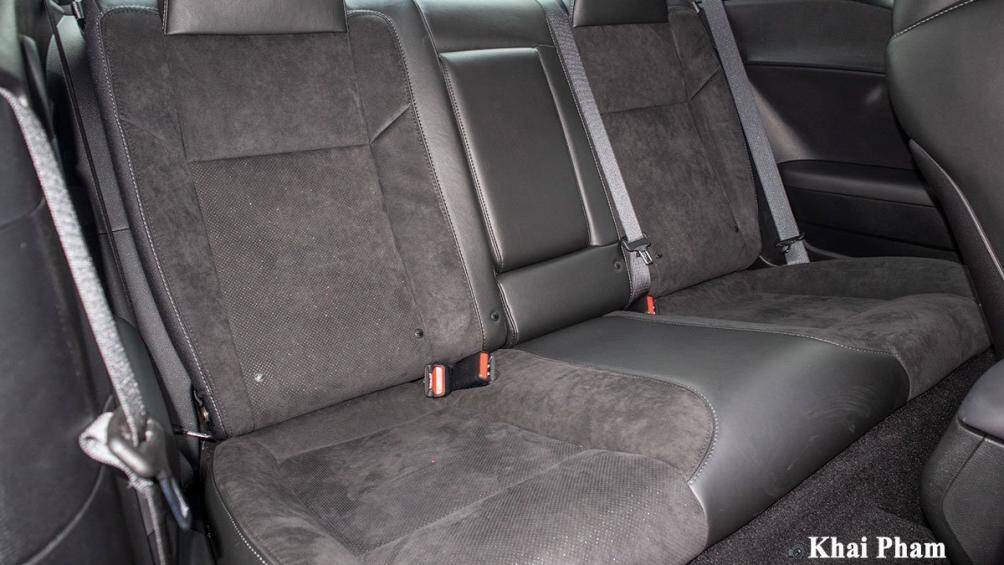 Hàng ghế sau có bệ tỳ tay kiêm hộc để đồ mang đến sự tiện dụng
