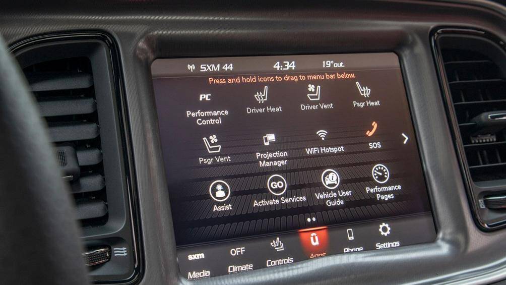 Hệ thống giải trí trên Dodge Challenger nổi bật với màn hình cỡ lớn có tính năng kết nối điện thoại thông minh, phát wifi, kết nối USB, Bluetooth…