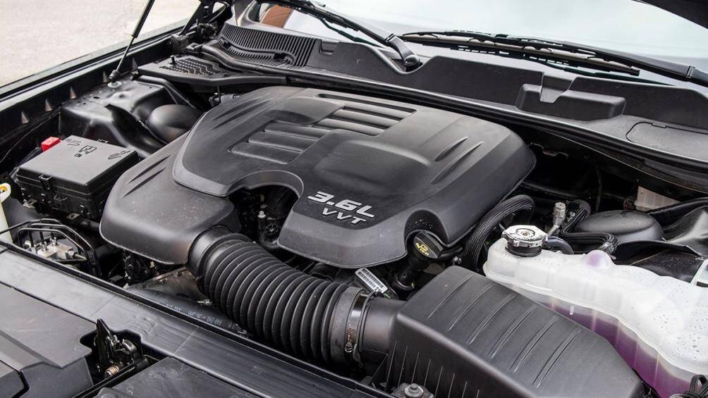 Dodge Challenger GT 2021 sử dụng động cơ xăng V6 dung tích 3.6L cho công suất cực đại 305 mã lực và mô-men xoắn 363 Nm