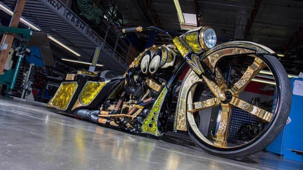 Một người chơi xe có tên John Shope đã biến chiếc Harley Davidson Road King thành một kỳ quan với các chi tiết nghệ thuật và lớp mạ vàng cao cấp 24 karat