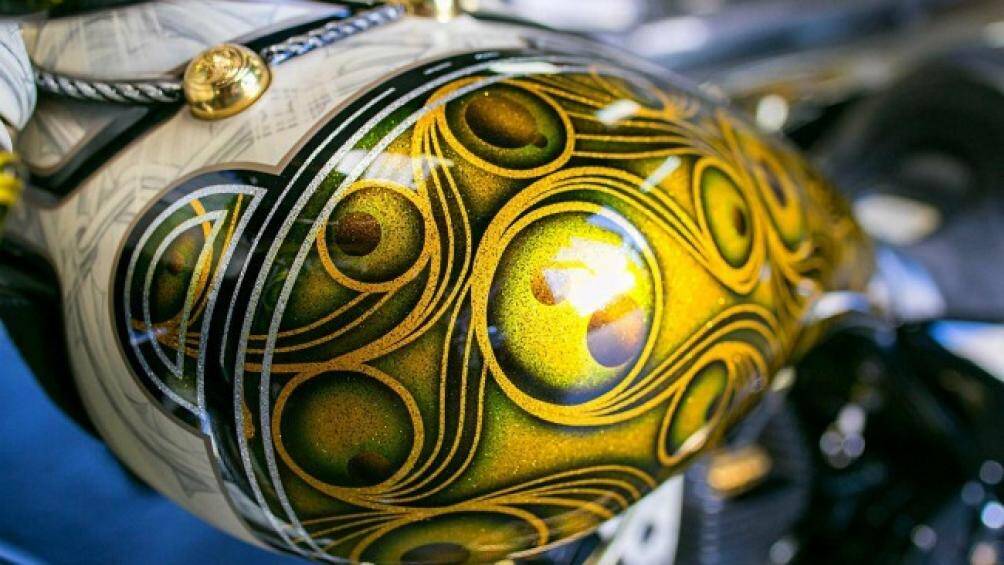 Đặc biệt lớp mạ vàng 24 karat bằng tay vô cùng kỳ công