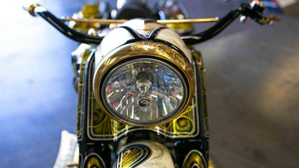 Ốp đèn pha cũng được mạ vàng