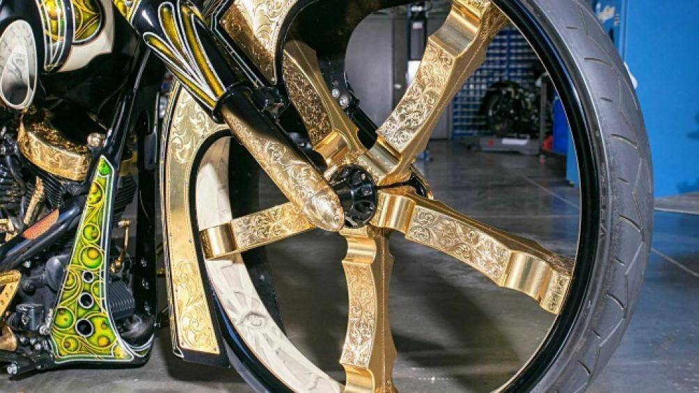 Chế tác lớp mạ vàng và các họa tiết bằng thủ công tỉ mỉ