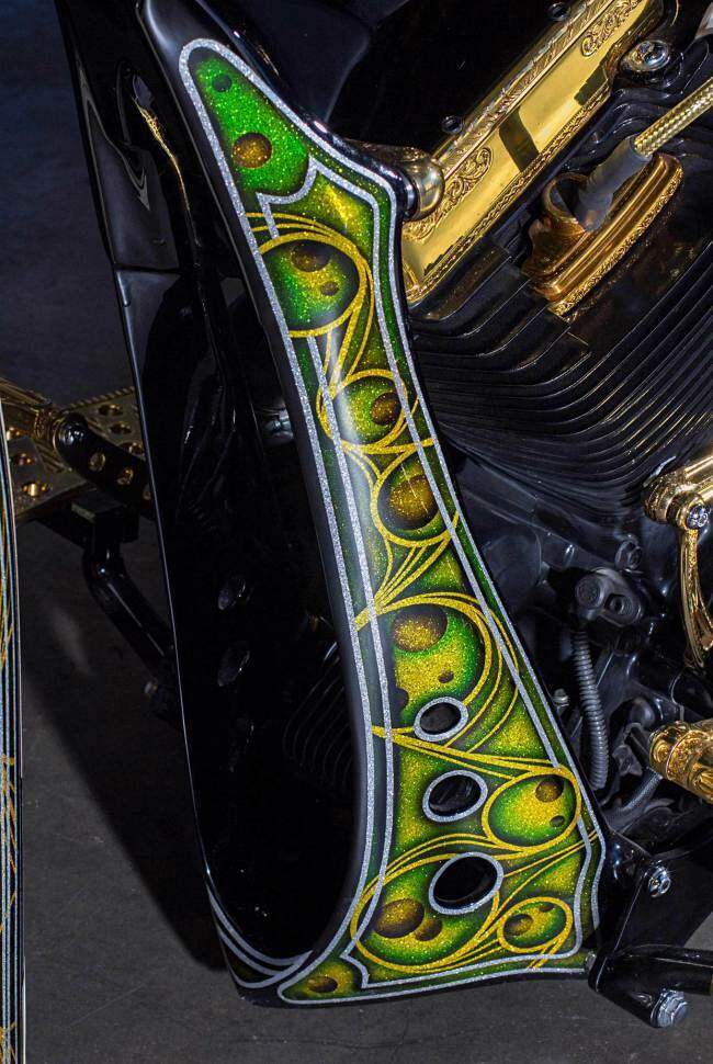 Các họa tiết với màu sắc óng ánh vàng và xanh ngọc