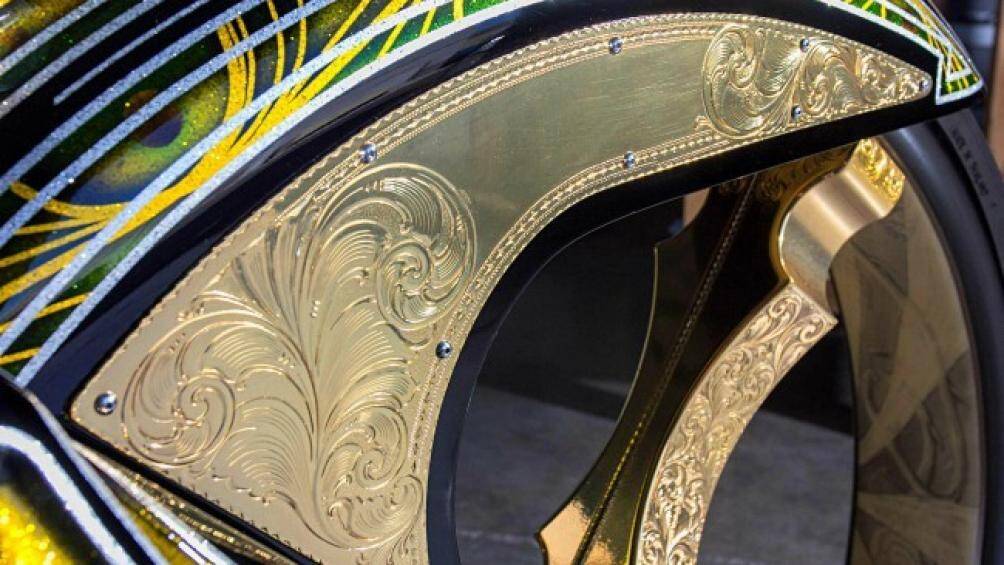 Hay các hình côn trùng với những nét vẽ họa tiết bút trì thường nhìn thấy trong nghệ thuật của nhà tù Chicano