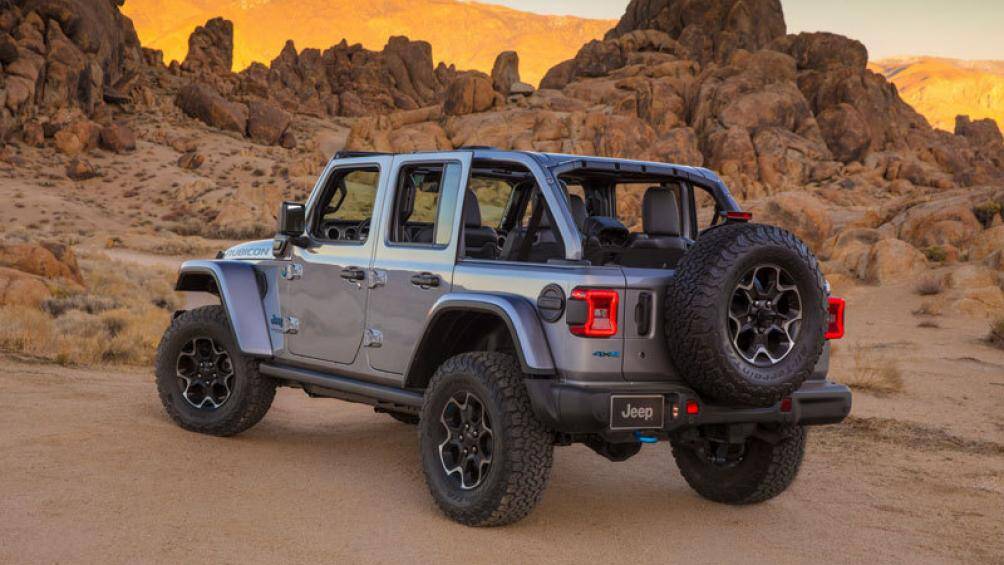 Wrangler Sahara 4xe Launch Edition đi kèm với bánh xe 20 inch, ghế xô bọc da, cụm đèn chiếu sáng công nghệ LED