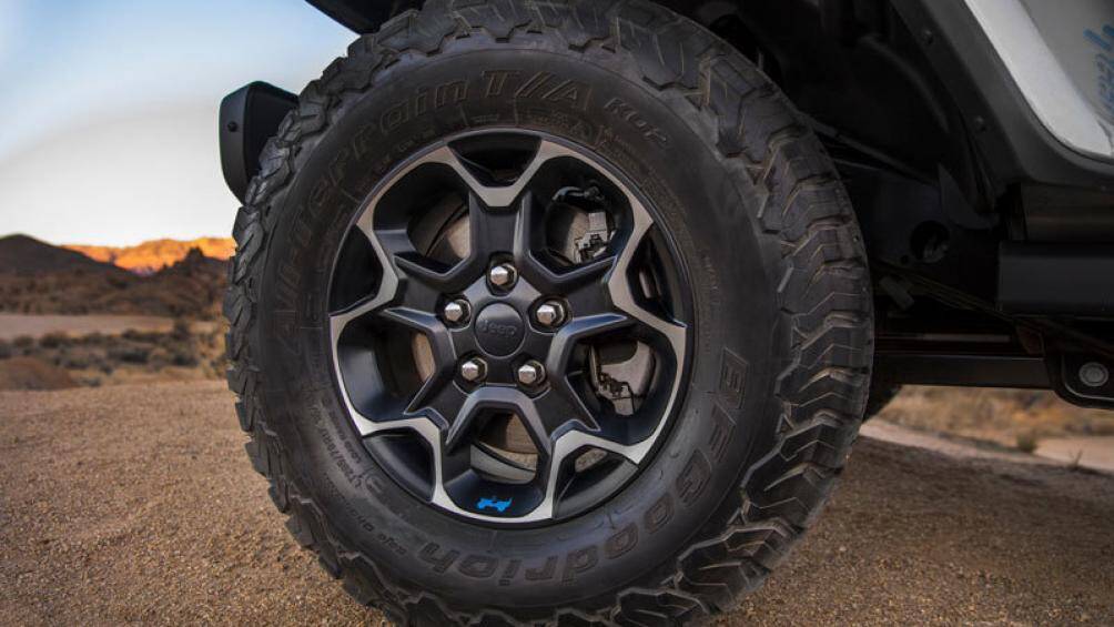 Theo công bố từ nhà sản xuất, khi được sạc đầy, cụm pin có thể cung cấp khả năng di chuyển 25km thuần điện cho Jeep Wrangler 4xe