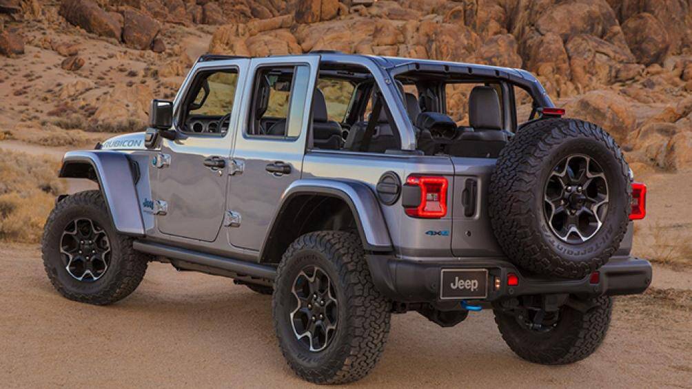 Jeep Wrangler 4xe 2021 có giá khởi điểm 47.995 USD (tương đương 1,104 tỷ đồng). Phiên bản Rubicon 4xe có giá thấp nhất 51.695 USD (1,190 tỷ đồng)