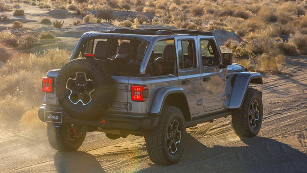 Mức giá của 2 phiên bản Jeep Wrangler 2021 sử dụng động cơ PHEV đắt hơn khoảng 9.000-10.000 USD (tương đương 20,8 - 23 triệu đồng)