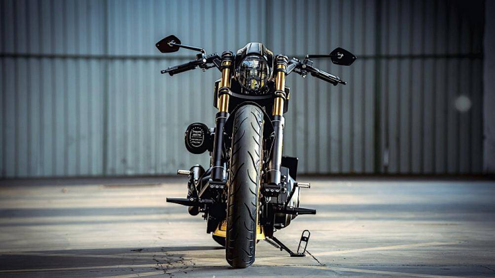 Tuy nhiên, đáng kể đến nhất của xe phải là nước sơn bóng phối cùng với màu vàng nhám cực bắt mắt, nhấn mạnh vẻ thể thao của xe