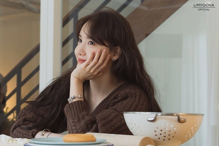 Hiện tại, Yoona đang trong quá trình thực hiện bộ phim truyền hình Hush, đang lên sóng trên đài JTBC
