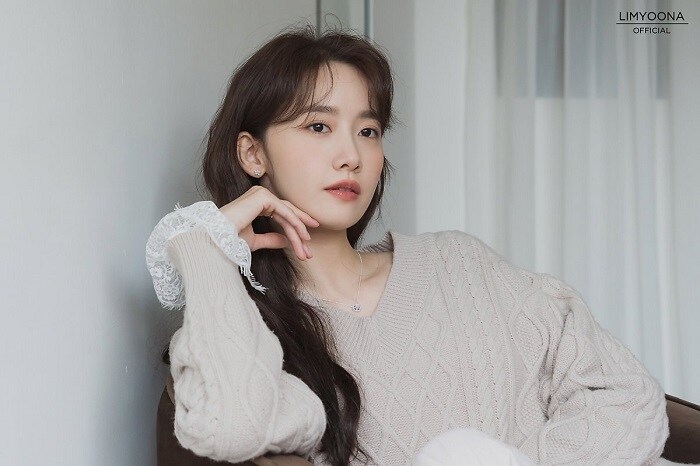Trong phim, Yoona vào vai phóng viên thực tập Lee Ji Soo, mơ ước trở thành một phóng viên giỏi trong tương lai.