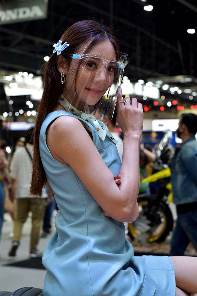 Những người mẫu đeo mặt nạ chống giọt bắn tại Thai Lan Motor Expo 2020 là hình ảnh thường thấy trong bối cảnh đại dịch bùng phát