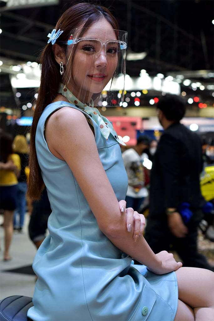 Dù có phải đeo những chiếc mặt nạ trong suốt che kín mặt cũng không khiến vẻ xinh đẹp của những người mẫu này bị giảm đi