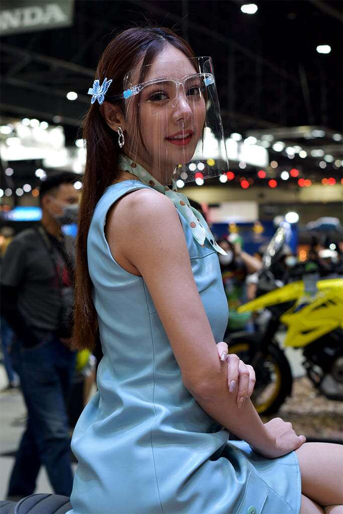 Thậm chí cô trông có phần cuốn hút và dịu dàng hơn rất nhiều