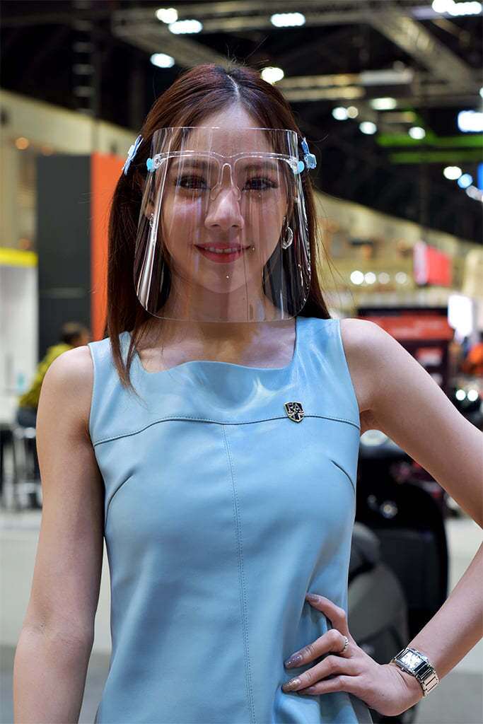 Và vẫn luôn tự tin khoe dáng bên cạnh các mẫu xe