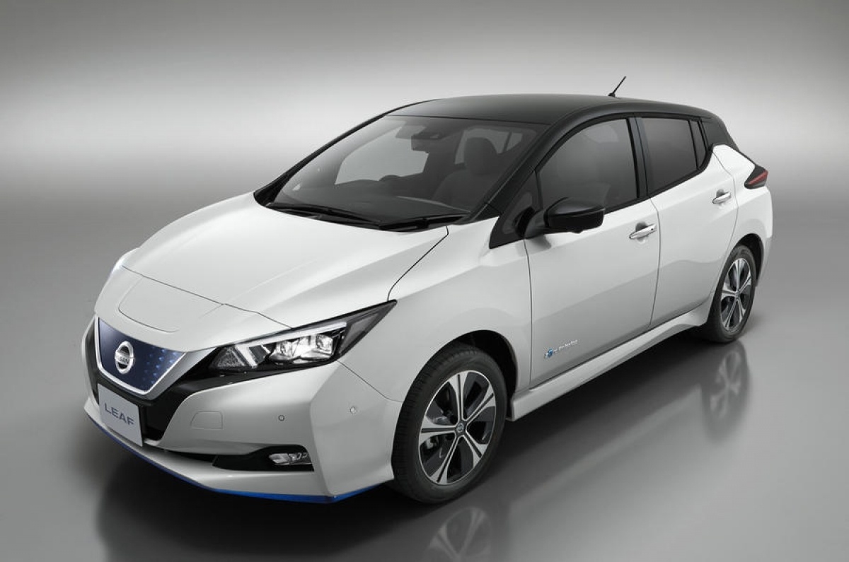 8. Nissan Leaf
Giá niêm yết: 29.890 USD
Giá sau 5 năm: 11.843 USD
Khấu hao: 18.047 USD
Giá trị còn lại sau 5 năm: 37,8%
Với giá gần 30.000 USD (694 triệu đồng) , Nissan Leaf sạc điện mới là phương tiện tốt hơn nhiều so với phiên bản tiền nhiệm của nó. Chiếc xe đã giành được hàng loạt giải thưởng và là chiếc xe điện plug-in bán chạy nhất trên thế giới cho tới khi để Tesla Model 3 vượt mặt.
Leaf được đánh giá là thân thiện với môi trường, sở hữu thiết kế phong cách đặc biệt giúp khách hàng rất háo hức để sở hữu nó. Mặc dù có thể tiết kiệm được chi phí đáng kể từ việc không tiêu thụ xăng, khấu hao nghiêm trọng của thương hiệu Nissan gây ra "vết nứt" đáng kể cho giá trị bán lại sau 5 năm.