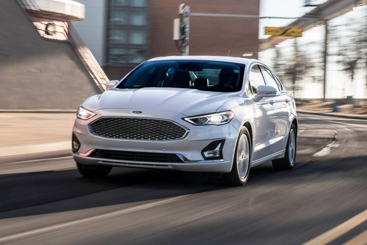 5. Ford Fusion Hybrid
Giá niêm yết: 27.067 USD
Giá sau 5 năm: 12.090 USD
Khấu hao: 14.997 USD
Giá trị còn lại sau 5 năm: 42,3%
Fusion Hybrid cũng gặp khó khăn trong việc giữ giá trị. Mẫu xe này có giá trị bán lại thấp hơn cả người "anh em" cùng phân khúc Avalon, vốn đã có giá thấp. Thực tế là toàn bộ dòng sản phẩm Fusion đang bị ngừng sản xuất. Tuy nhiên, về mặt tích cực, nếu bạn đang tìm kiếm một chiếc sedan đã qua sử dụng với ngoại hình đẹp, bạn có thể chọn Fusion với mức giảm giá 58%.