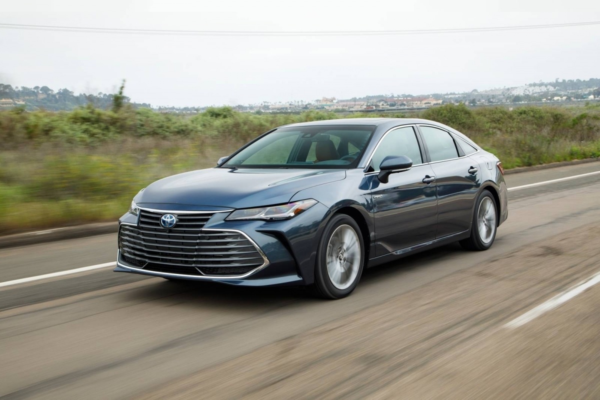 4. Toyota Avalon Hybrid
Giá niêm yết: 39.550 USD
Giá sau 5 năm: 17.519 USD
Khấu hao: 22.031 USD
Giá trị còn lại sau 5 năm: 43,2%
Toyota luôn nổi tiếng với việc tạo ra những chiếc xe bền bỉ ngoại trừ Avalon phiên bản sạc điện, vốn là loại xe khó giữ giá.
Mức tiết kiệm nhiên liệu có thể sẽ không đủ để bù đắp khoản tổn thất phát sinh khi người lái phải gánh chịu khấu hao sau 5 năm của chiếc xe.
