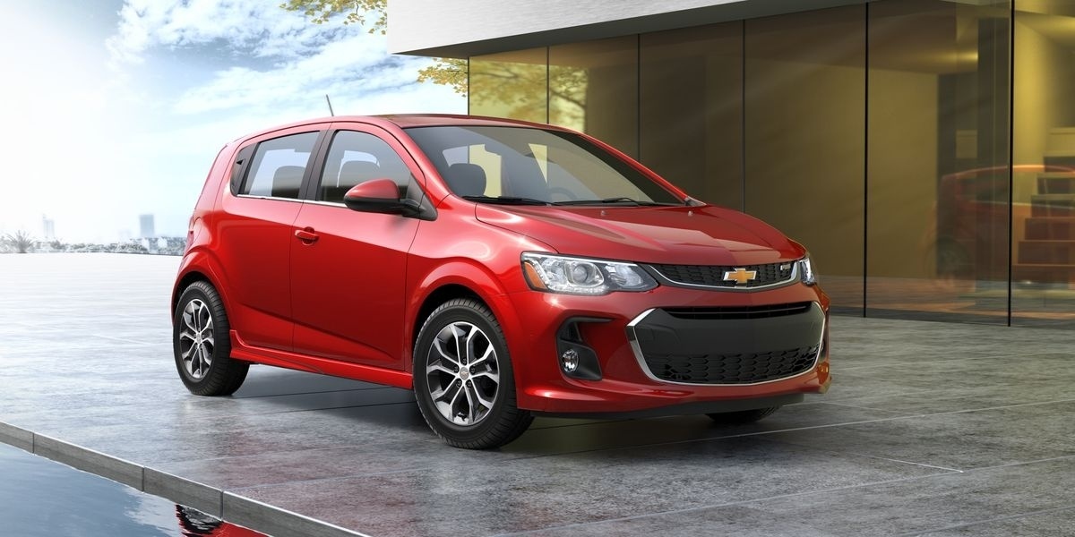 6. Chevrolet Sonic
Giá niêm yết: 18.083 USD
Giá sau 5 năm: 8.143 USD
Khấu hao: 9.930 USD
Giá trị còn lại sau 5 năm: 41,8 %
Mua một chiếc Sonic mới khiến khách hàng cảm thấy phấn khích hơn nhiều so với sở hữu "kẻ tiền nhiệm" Aveo. Tuy nhiên khi mất gần 60% giá trị trong 5 năm đầu tiên, sự phấn khích đó sẽ nhanh chóng biến mất. Mặc dù Sonic được đánh giá tốt về khả năng lái với danh sách tùy chọn phong phú, chiếc xe không được đánh giá tốt về mặt giá trị bán lại.