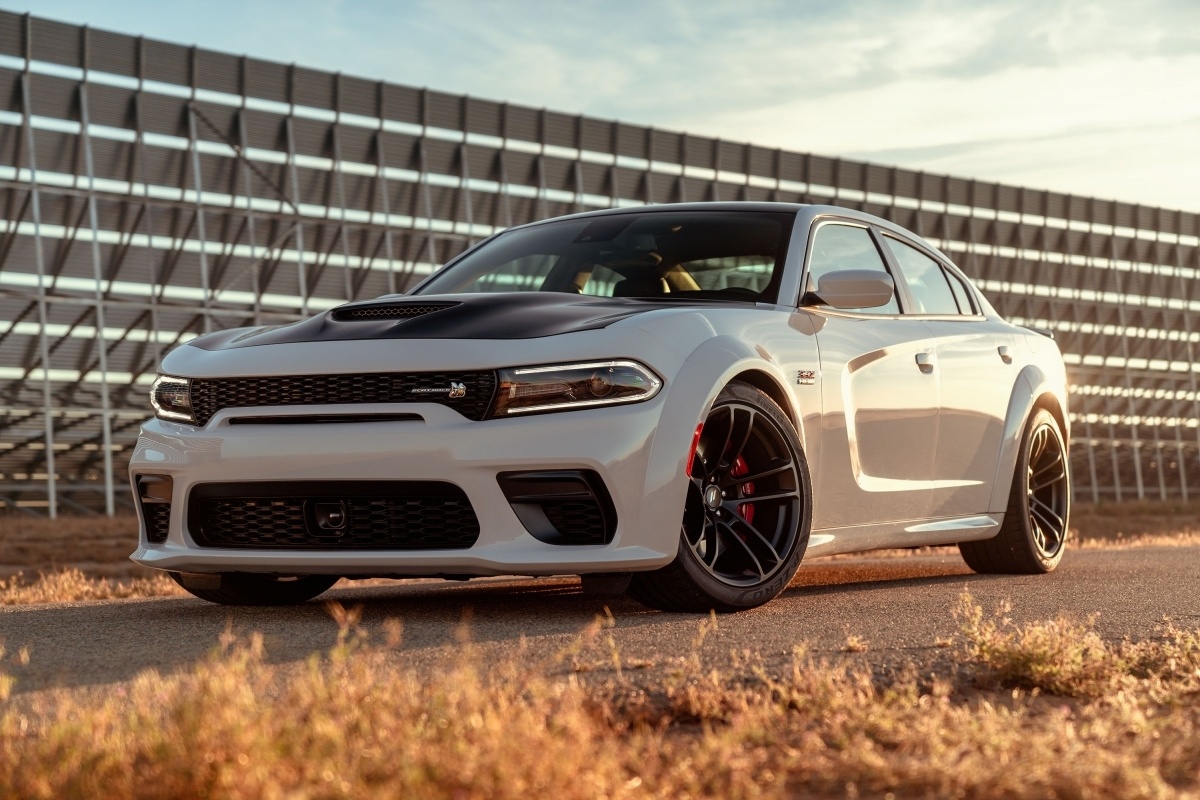 1. Dodge Charger
Giá niêm yết: 39.499 USD
Giá sau 5 năm: 18.195 USD
Khấu hao: 21.304 USD
Giá trị còn lại sau 5 năm: 44,2 %
Không giống như Chevy Malibu và Impala, Dodge Charger mới vẫn duy trì những thiết kế và hiệu suất đáng kinh ngạc. Với các tùy chọn động cơ tạo nên mã lực khổng lồ, Charger luôn được lực lượng cảnh sát tin tưởng và sử dụng. Tuy nhiên, đây cũng là một trong những chiếc xe giảm giá nhanh nhất trên thị trường.