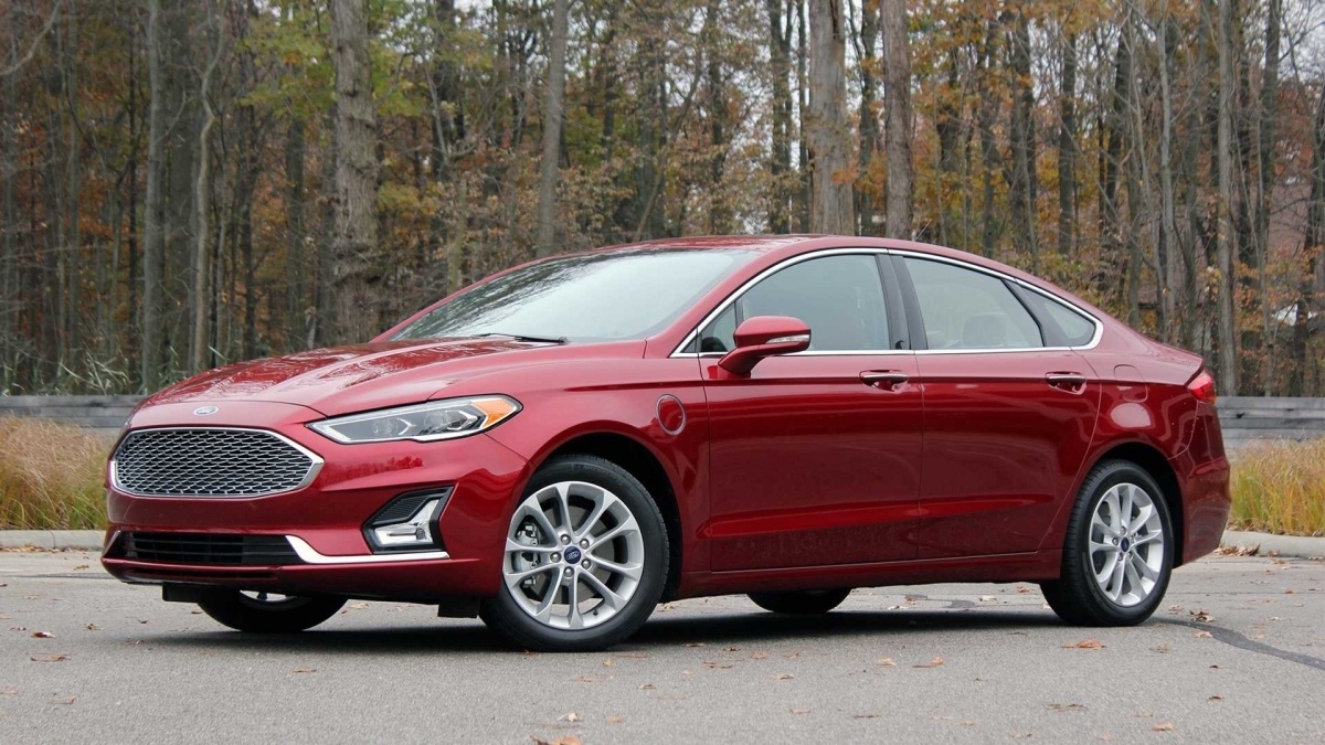 10. Ford Fusion Energi
Giá niêm yết: 36.019 USD
Giá sau 5 năm: 12.474 USD
Khấu hao: 23.545 USD
Giá trị còn lại sau 5 năm: 36,8%
Ford Fusion Energi đã phải chịu đựng hàng loạt lời chê bai khi nói đến giá trị bán lại, điều này dẫn dến chiếc xe đang bị ngừng sản xuất. Đây là sản phẩm hybrid sở hữu hiệu suất tương đương với những chiếc xe trong cùng phân khúc. Bên cạnh đó, những phiên bản cập nhật của chiếc xe không được như kỳ vọng khiến giá trị sau 5 năm của nó giảm sâu. Vì vậy, thuơng hiệu Mỹ không được coi là khoản chi tiêu hợp lý cho người lái
