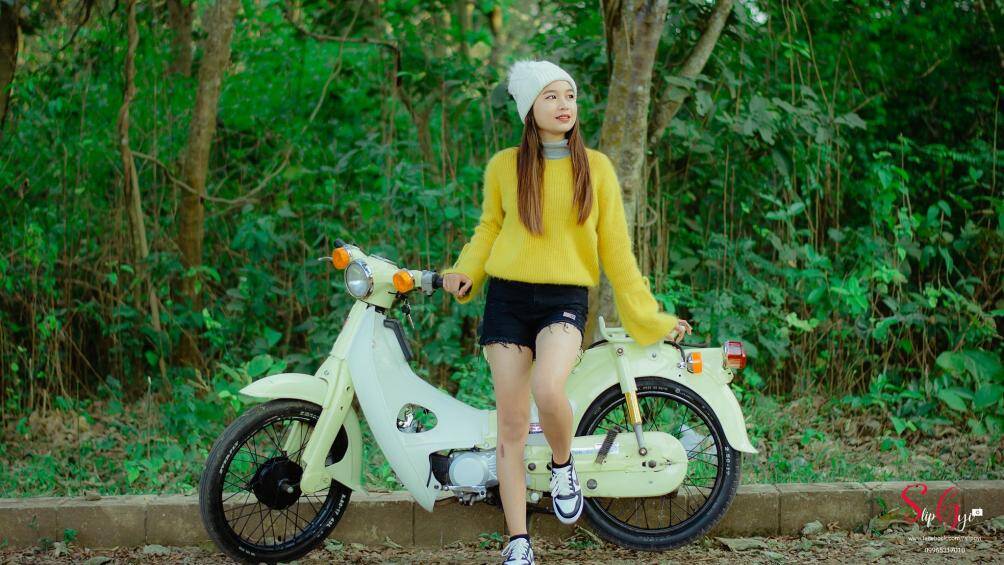 Trong chiếc váy ngắn khoe đôi chân dài trắng nõn nà, cô gái này trông thật cuốn hút bên chiếc xe Honda Cub quen thuộc