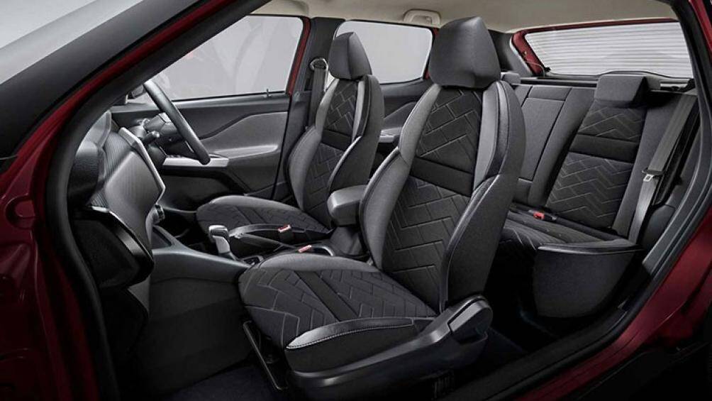 Bước chân vào nội thất Magnite, trung tâm cabin là màn cảm ứng 8 inch hỗ trợ Apple CarPlay lẫn Android Auto