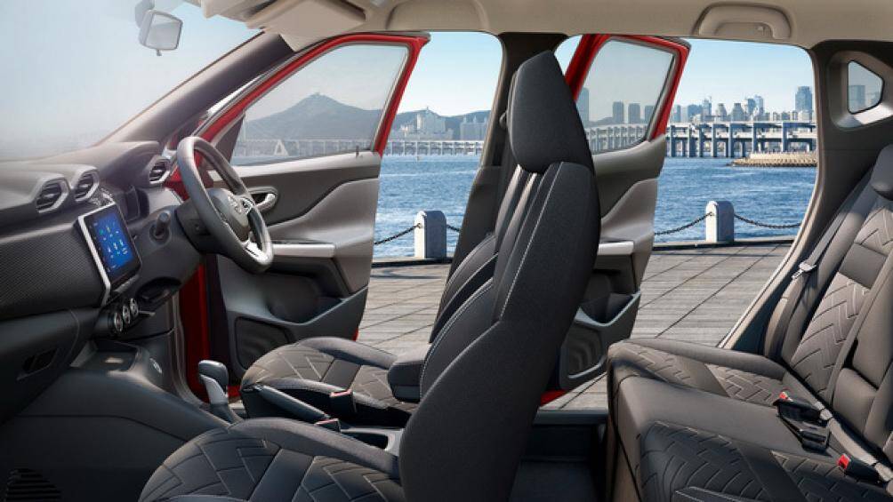 Bên dưới là hệ thống điều chỉnh điều hòa cùng hốc đựng đồ mini. Đằng sau vô lăng 3 chấu trước mặt người lái là màn TFT 7 inch