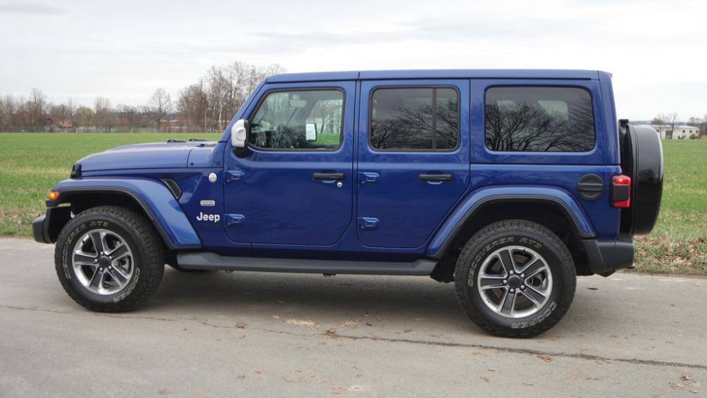 4. Jeep Wrangler Unlimited 2020 (sức chứa khoang hành lý khi gập hàng ghế sau: 2.050 lít)