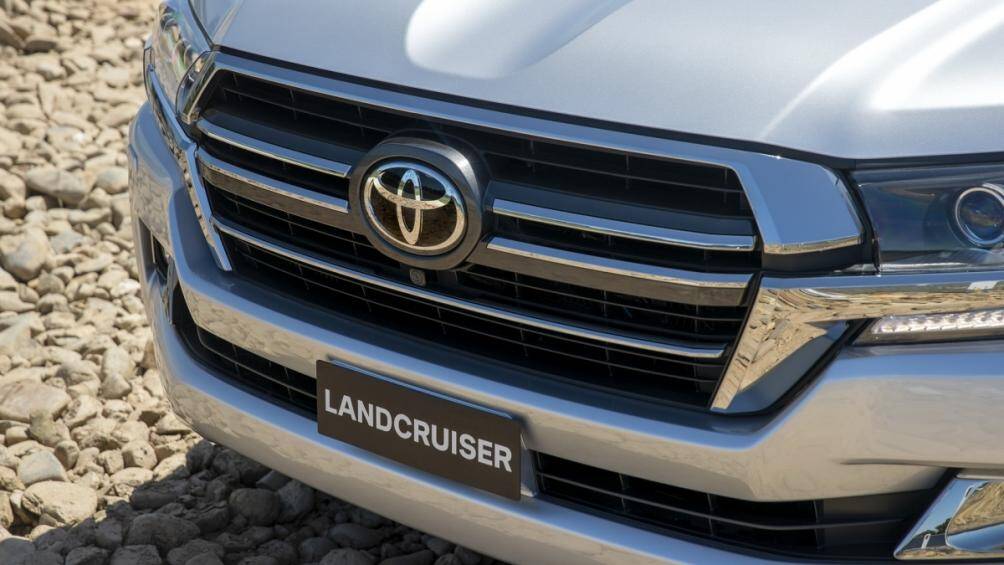 Đèn sàn xe hiển thị logo “Land Cruiser” và dòng chữ “Horizon” phía sau để hoàn thiện diện mạo bên ngoài xe