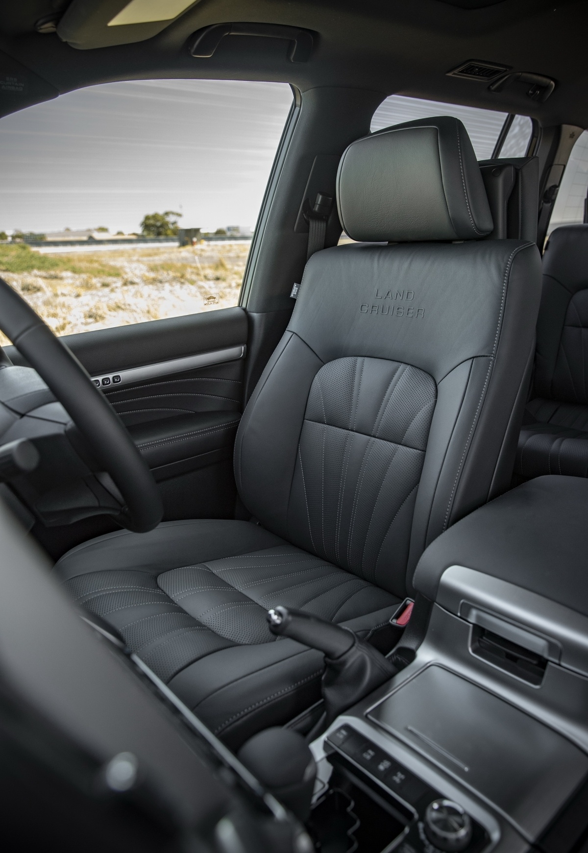 Nội thất xe được bọc da màu đen, cụm đồng hồ còn có đường viền màu đen, những điểm nhấn mạ crom và đường chỉ khâu màu trắng trên ghế và ốp cửa