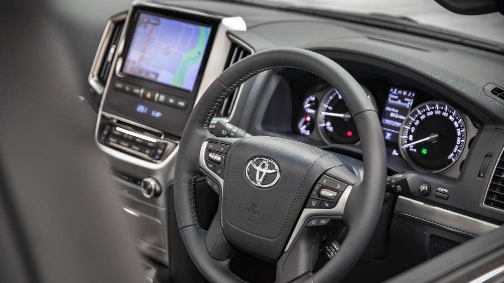 Toyota Land Cruiser Horizon còn được trang bị ghế trước có sưởi và làm mát có thể điều chỉnh công suất, màn hình cảm ứng 9 inch, hệ thống định vị vệ tinh...