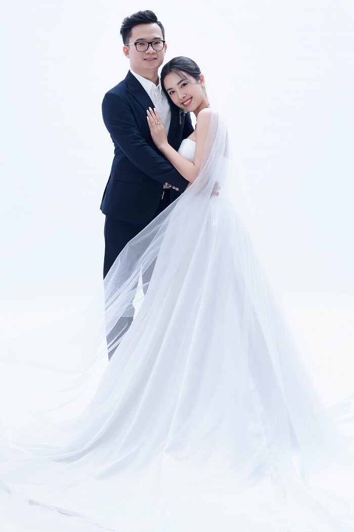 Được biết, hôn phu lớn hơn á hậu Thúy An 10 tuổi, là tiến sĩ tại Anh và đang điều hành công ty của gia đình tại Việt Nam.