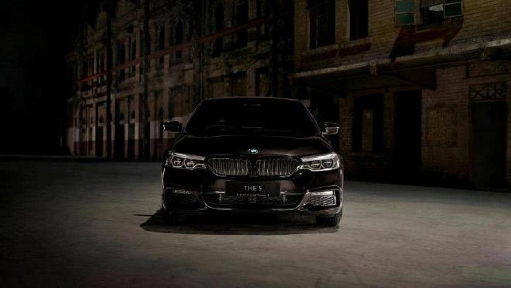 Viền cửa sổ Shadow Line, lưới tản nhiệt hình quả thận màu đen và bánh xe hợp kim M Performance 20 inch với màu xám Orbit