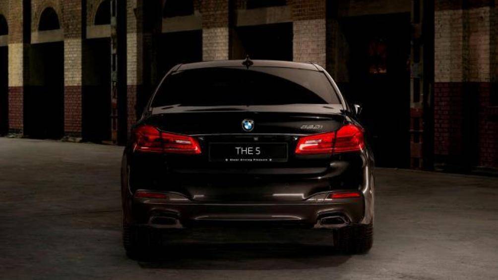 Việc đặt hàng bắt đầu từ 4/1/2021 và không giống như X7 Dark Shadow Edition, không có mẫu nào trong số 5 series Dark Shadow Edition sẽ xuất hiện ở Mỹ