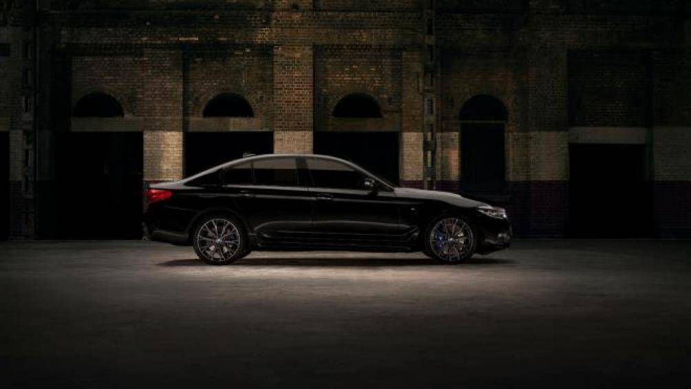 BMW Malaysia tiến thêm một bước nữa bằng cách cung cấp 530i M Sport với phiên bản Dark Shadow Edition cực chất